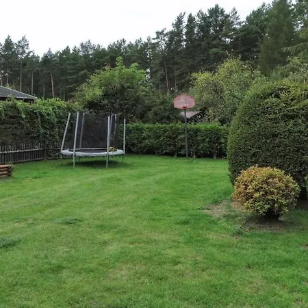 Semesterbostad Holzhuette Mit Weitlaeufigem Garten Am Wald