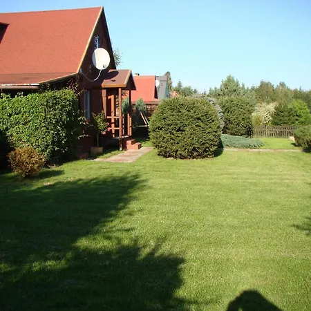 Holzhuette Mit Weitlaeufigem Garten Am Wald *